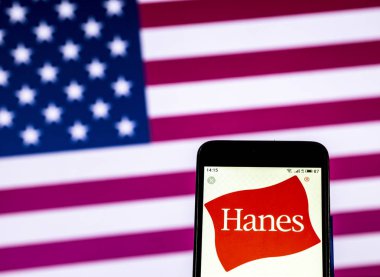 Kiev, Ukrayna - 30 Aralık 2018: Hanesbrands giyim şirket logosu akıllı telefon görüntülenen gördüm