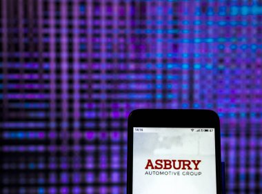 Kiev, Ukrayna - 30 Aralık 2018: Asbury Otomotiv Grup Şirket logosu akıllı telefon görüntülenen gördüm