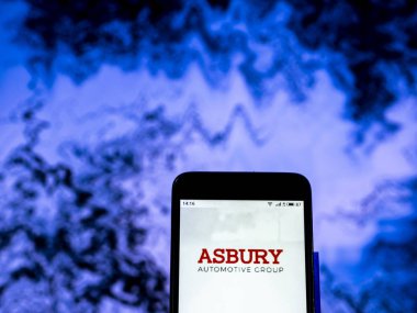 Kiev, Ukrayna - 30 Aralık 2018: Asbury Otomotiv Grup Şirket logosu akıllı telefon görüntülenen gördüm