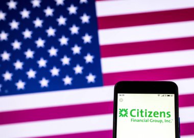 Kiev, Ukrayna - 30 Aralık 2018: Vatandaşların mali grup banka logo akıllı telefon görüntülenen gördüm