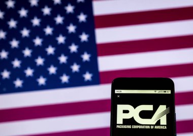 Kiev, Ukrayna - 30 Aralık 2018: Ambalaj akıllı telefon görüntülenen Corporation'ın Amerika Şirket logosunun gördüm