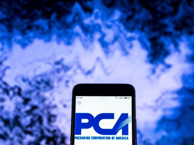 Kiev, Ukrayna - 30 Aralık 2018: Ambalaj akıllı telefon görüntülenen Corporation'ın Amerika Şirket logosunun gördüm