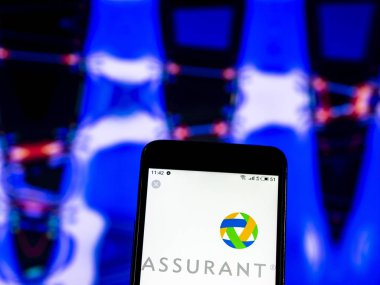 Kiev, Ukrayna - Jan 1, 2019: Assurant sigorta şirket logosu akıllı telefon görüntülenen gördüm