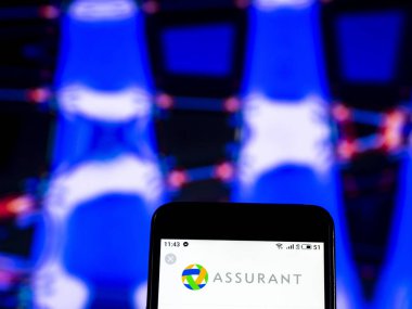 Kiev, Ukrayna - Jan 1, 2019: Assurant sigorta şirket logosu akıllı telefon görüntülenen gördüm