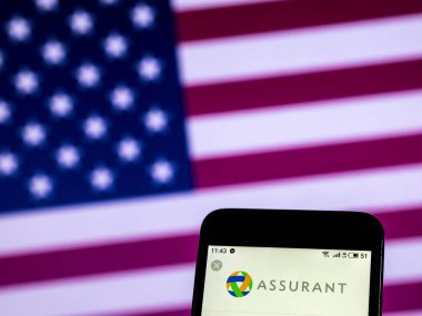 Kiev, Ukrayna - Jan 1, 2019: Assurant sigorta şirket logosu akıllı telefon görüntülenen gördüm