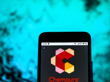 Kiev, Ukrayna - Jan 1, 2019: Chemours Şirket kimyasallar şirket logosu akıllı telefon görüntülenen gördüm