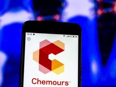 Kiev, Ukrayna - Jan 1, 2019: Chemours Şirket kimyasallar şirket logosu akıllı telefon görüntülenen gördüm