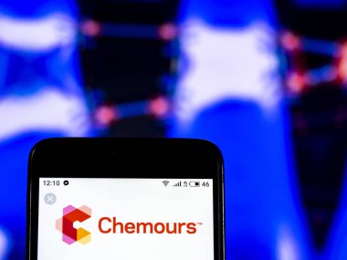 Kiev, Ukrayna - Jan 1, 2019: Chemours Şirket kimyasallar şirket logosu akıllı telefon görüntülenen gördüm