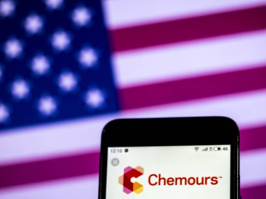 Kiev, Ukrayna - Jan 1, 2019: Chemours Şirket kimyasallar şirket logosu akıllı telefon görüntülenen gördüm