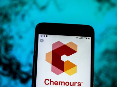 Kiev, Ukrayna - Jan 1, 2019: Chemours Şirket kimyasallar şirket logosu akıllı telefon görüntülenen gördüm