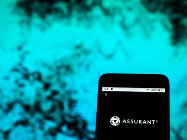 Kiev, Ukrayna - Jan 1, 2019: Assurant sigorta şirket logosu akıllı telefon görüntülenen gördüm