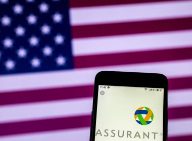 Kiev, Ukrayna - Jan 1, 2019: Assurant sigorta şirket logosu akıllı telefon görüntülenen gördüm
