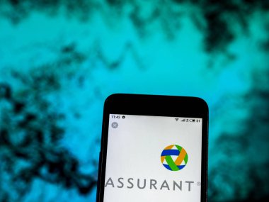 Kiev, Ukrayna - Jan 1, 2019: Assurant sigorta şirket logosu akıllı telefon görüntülenen gördüm