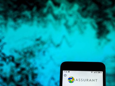 Kiev, Ukrayna - Jan 1, 2019: Assurant sigorta şirket logosu akıllı telefon görüntülenen gördüm