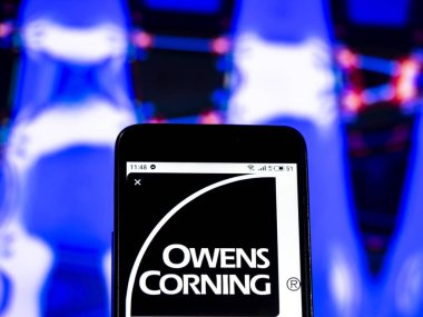 Kiev, Ukrayna - Jan 1, 2019: Owens Corning şirket logosu akıllı telefon görüntülenen gördüm