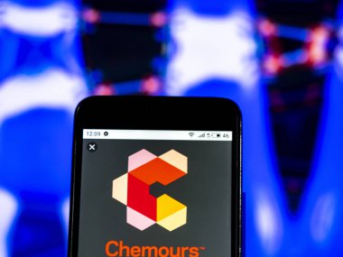 Kiev, Ukrayna - Jan 1, 2019: Chemours Şirket kimyasallar şirket logosu akıllı telefon görüntülenen gördüm