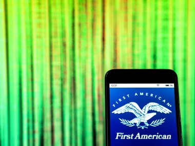 Kiev, Ukrayna - 3 Ocak 2019: İlk Amerikan şirketi mali hizmetler şirket logosu akıllı telefon görüntülenen gördüm