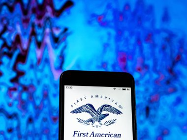 Kiev, Ukrayna - 3 Ocak 2019: İlk Amerikan şirketi mali hizmetler şirket logosu akıllı telefon görüntülenen gördüm