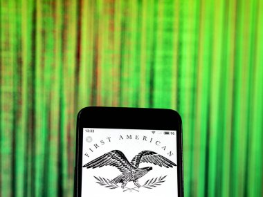 Kiev, Ukrayna - 3 Ocak 2019: İlk Amerikan şirketi mali hizmetler şirket logosu akıllı telefon görüntülenen gördüm