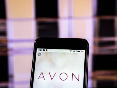 Kiev, Ukrayna - Jan 4, 2019: Avon Kozmetik logo akıllı telefon görüntülenen gördüm