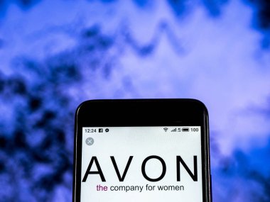 Kiev, Ukrayna - Jan 4, 2019: Avon Kozmetik logo akıllı telefon görüntülenen gördüm