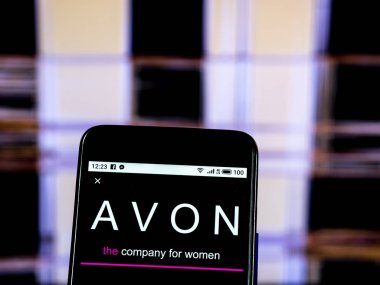 Kiev, Ukrayna - Jan 4, 2019: Avon Kozmetik logo akıllı telefon görüntülenen gördüm