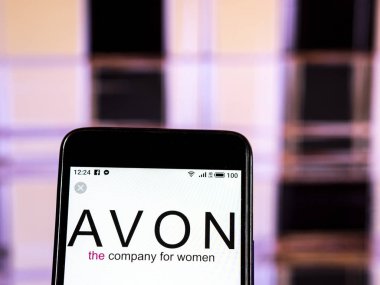 Kiev, Ukrayna - Jan 4, 2019: Avon Kozmetik logo akıllı telefon görüntülenen gördüm