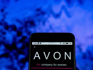 Kiev, Ukrayna - Jan 4, 2019: Avon Kozmetik logo akıllı telefon görüntülenen gördüm