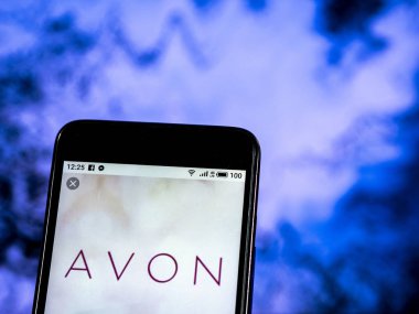 Kiev, Ukrayna - Jan 4, 2019: Avon Kozmetik logo akıllı telefon görüntülenen gördüm