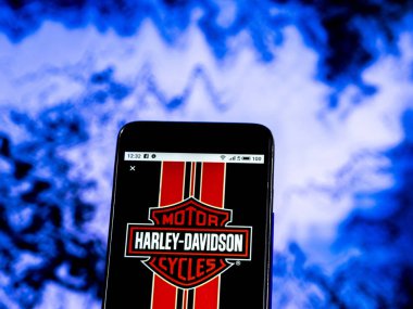 Kiev, Ukrayna - Jan 4, 2019: Harley-Davidson şirket logosu akıllı telefon görüntülenen gördüm