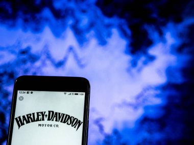 Kiev, Ukrayna - Jan 4, 2019: Harley-Davidson şirket logosu akıllı telefon görüntülenen gördüm