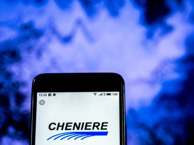Kiev, Ukrayna - Jan 4, 2019: Cheniere enerji, Inc şirket logosu akıllı telefon görüntülenen gördüm