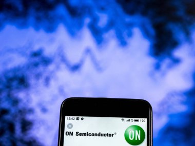 Kiev, Ukrayna - Jan 4, 2019: Üzerinde şirket logosu üretim yarı iletken akıllı telefon görüntülenen gördüm