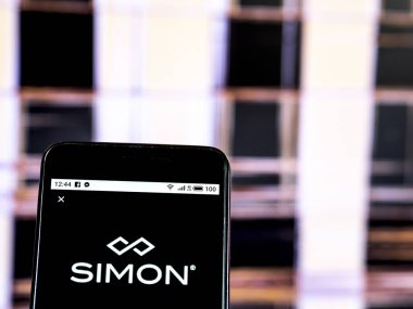 Kiev, Ukrayna - Jan 4, 2019: Simon özellik grubu gerçek emlak şirket logosu akıllı telefon görüntülenen gördüm