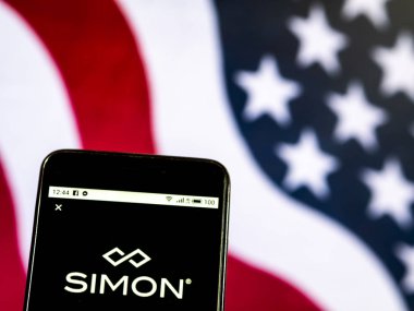 Kiev, Ukrayna - Jan 4, 2019: Simon özellik grubu gerçek emlak şirket logosu akıllı telefon görüntülenen gördüm