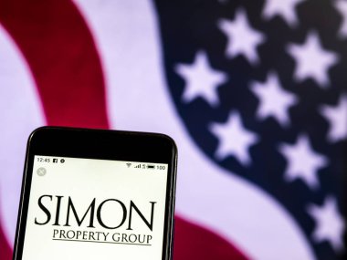 Kiev, Ukrayna - Jan 4, 2019: Simon özellik grubu gerçek emlak şirket logosu akıllı telefon görüntülenen gördüm