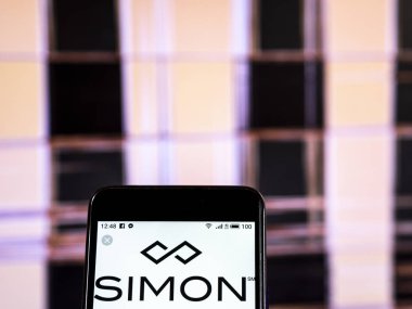 Kiev, Ukrayna - Jan 4, 2019: Simon özellik grubu gerçek emlak şirket logosu akıllı telefon görüntülenen gördüm