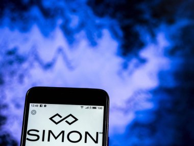 Kiev, Ukrayna - Jan 4, 2019: Simon özellik grubu gerçek emlak şirket logosu akıllı telefon görüntülenen gördüm
