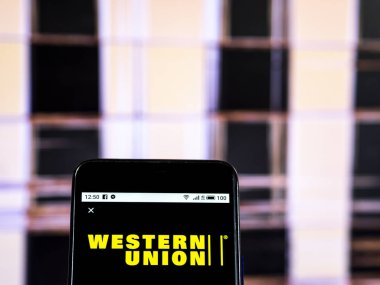Kiev, Ukrayna - Jan 4, 2019: Western Union finansal hizmetler şirket logosu akıllı telefon görüntülenen gördüm