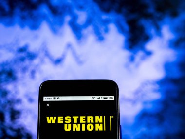 Kiev, Ukrayna - Jan 4, 2019: Western Union finansal hizmetler şirket logosu akıllı telefon görüntülenen gördüm