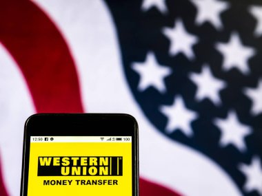 Kiev, Ukrayna - Jan 4, 2019: Western Union finansal hizmetler şirket logosu akıllı telefon görüntülenen gördüm