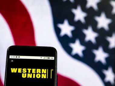 Kiev, Ukrayna - Jan 4, 2019: Western Union finansal hizmetler şirket logosu akıllı telefon görüntülenen gördüm