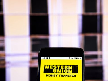Kiev, Ukrayna - Jan 4, 2019: Western Union finansal hizmetler şirket logosu akıllı telefon görüntülenen gördüm