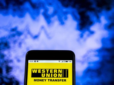 Kiev, Ukrayna - Jan 4, 2019: Western Union finansal hizmetler şirket logosu akıllı telefon görüntülenen gördüm