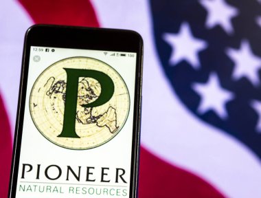 Kiev, Ukrayna - Jan 4, 2019: Pioneer doğal kaynakların şirket logosu akıllı telefon görüntülenen gördüm