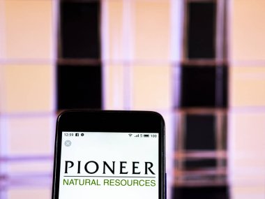 Kiev, Ukrayna - Jan 4, 2019: Pioneer doğal kaynakların şirket logosu akıllı telefon görüntülenen gördüm