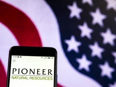 Kiev, Ukrayna - Jan 4, 2019: Pioneer doğal kaynakların şirket logosu akıllı telefon görüntülenen gördüm