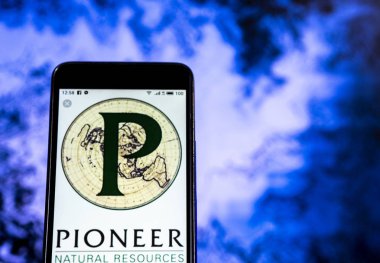 Kiev, Ukrayna - Jan 4, 2019: Pioneer doğal kaynakların şirket logosu akıllı telefon görüntülenen gördüm
