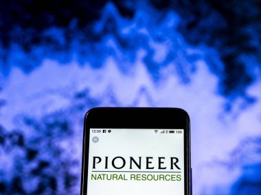 Kiev, Ukrayna - Jan 4, 2019: Pioneer doğal kaynakların şirket logosu akıllı telefon görüntülenen gördüm