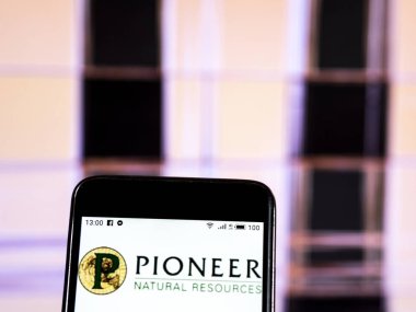 Kiev, Ukrayna - Jan 4, 2019: Pioneer doğal kaynakların şirket logosu akıllı telefon görüntülenen gördüm